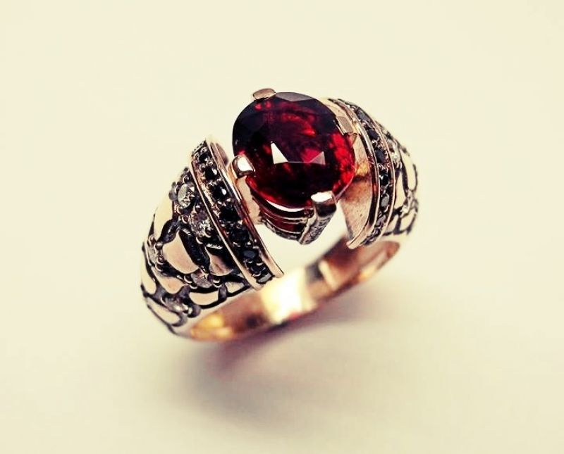 Фото Женское кольцо с необлагороженным рубином "Красное и черное"