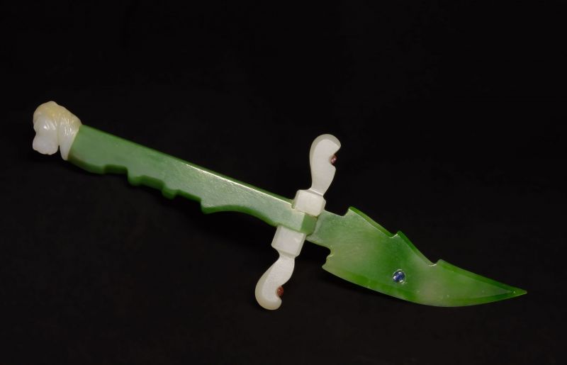 Фото Церемониальный нож из белого и зеленого нефрита "Лев" 