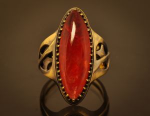 Кольцо с кристаллом драгоценного родонита "Умберто Эко"