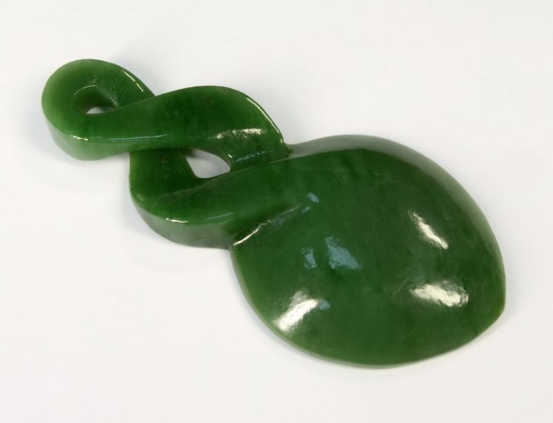 Фото Китайское украшение с зеленым нефритом  