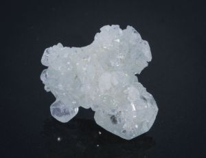 Микродруза прозрачного бледно-голубого датолита 