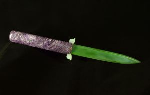 Церемониальный нож из зеленого нефрита и чароита 