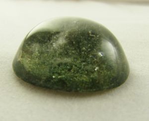 Зеленый моховый кварц (горный хрусталь) с хлоритом 