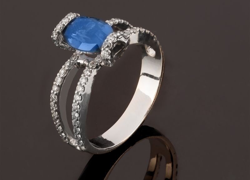 Фото Женское кольцо с необлагороженным синим сапфиром "Норвежский фьорд"