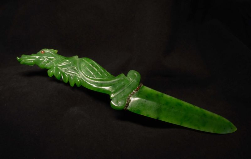 Фото Церемониальный нож из ярко-зеленого нефрита "Дракон" 
