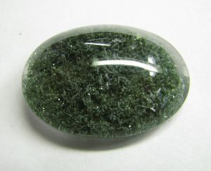 Зеленый моховый кварц (горный хрусталь) с хлоритом 