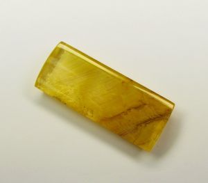Канареечный кварц (горный хрусталь) окрашен желтым лимонитом и коричневым гетитом 