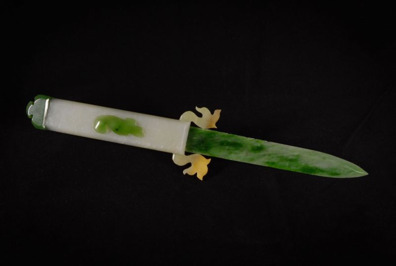 Фото Церемониальный нож из белого и зеленого нефрита 